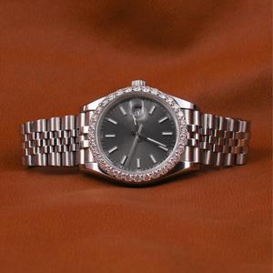 Montre en diamant Moissanite de qualité supérieure, brillante et élégante, avec des pierres éclatantes et un boîtier en acier robuste pour hommes et femmes - Product Image 3
