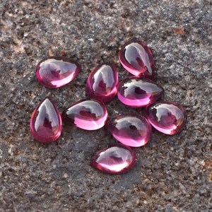 Lote al por mayor de cabujones de granate rodolita natural de 5x7mm en forma de pera, con base plana, calibrados, para fabricación de joyas. - Product Image 2