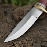 Couteau de chasse à lame fixe forgé à la main, manche en bois Pakka rouge, embout en laiton, queue de rat, avec étui, vente en gros B2B OEM