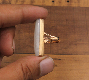 Anillo de Piedra Lunar Arcoíris Natural Shree Jaipur Silver SJSM-4399, Corte Rectangular Largo, Bisel Chapado en Oro Rosa, Venta al Por Mayor - Product Image 4