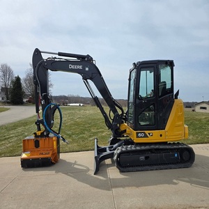 Miniexcavadora John Deere Premium con accesorio triturador diseñado para construcción, agricultura y mantenimiento profesional del suelo - Product Image 2