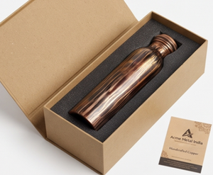 Botella de agua metálica elegante en tono negro y cobre con tapa de rosca, diseño minimalista para senderismo, camping y adultos al aire libre. - Product Image 5