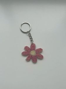 Llavero de tela hecho a mano, ecológico y personalizado con flor de margarita de cuentas, colgante ajustable y ligero para bolso o cartera - Product Image 1