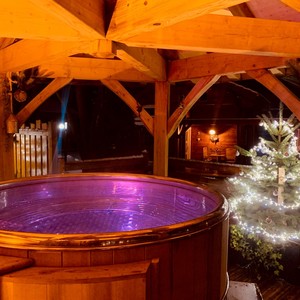 Bain à remous haut de gamme en acier inoxydable 304 de 220 cm de diamètre avec couvercle en cèdre rouge, 1 escalier et 2 éclairages LED pour villas ou hôtels en plein air - Product Image 4