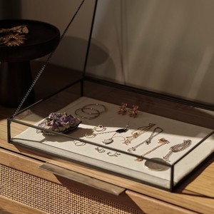 Organizador de joyas de metal y vidrio que agrega un toque de glamour y organización a tu rutina diaria. - Product Image 4