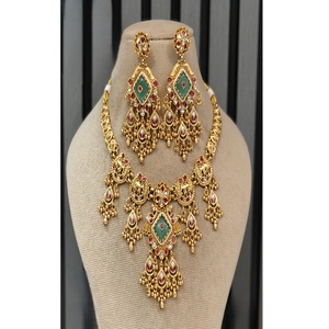 Ensemble collier et boucles d'oreilles en moissanite plaqué or, qualité supérieure, style élégant et antique, pour collection de mariage. - Product Image 1