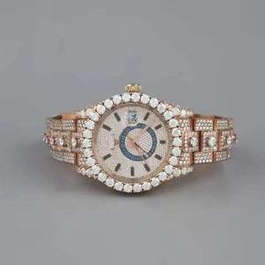 Elegante reloj de diamantes Moissanite con incrustaciones completas para hombre, con un diseño de reloj de lujo elegante. - Product Image 2