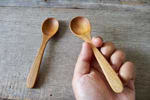 Juego de espátulas y cucharas de madera clásicas con mango largo, pulido espejo, ecológicas, aptas para lavavajillas, grandes, antiadherentes, para cocinar, mezclar y servir. - Product Image 4