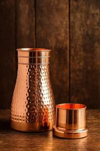 Carafe rétro en cuivre, bouteille d'eau à surface texturée, gourde métallique incurvée, récipient de boisson réutilisable, vaisselle de table - Product Image 2