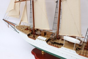 Maqueta de Barco de Madera Maciza de Juan Sebastián de Elcano - Arte Popular Pintado a Mano, Forma Irregular, Decoración para el Hogar - Product Image 4