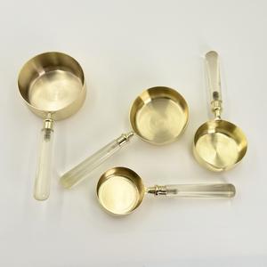 Offre Spéciale – Ensemble de 4 Tasses à Mesurer en Acier Inoxydable de Haute Qualité, Finition Dorée avec Poignée en Résine Transparente – Outils de Pâtisserie à Faible MOQ - Product Image 1