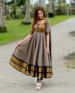 Conjunto Anarkali de Kurti, Pantalón y Dupatta de Seda Banarasi con Corte Acampanado - Estilo Moderno para Fiestas, Elegancia Lujosa para Todas las Temporadas - Product Image 3