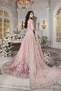 Robe de mariée rose en mousseline brodée, coupe princesse, à manches longues, col montant, longueur ras du sol, avec traîne cathédrale et perles brodées à la main - Product Image 3