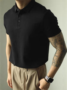 Camiseta de Hombre 100% Algodón Supima, Tejido de Punto, 220g, Manga Corta con Botones, Antiarrugas, con Bolsillo, Logotipo Personalizado, Color Oliva, Venta al Por Mayor - Product Image 4