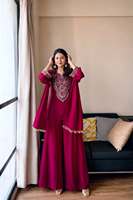 Ensemble prêt-à-porter entièrement cousu en soie Vichitra avec broderie de fils Zari et sequins, comprenant un haut, un pantalon Plazzo et une dupatta.