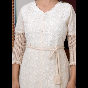 Robe élégante en coton ivoire avec broderie complexe, dentelle et pompons, design contemporain à nouer à la taille, style chic et décontracté - Product Image 2