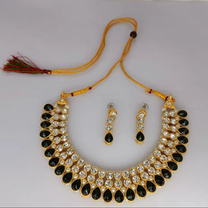 Parure de bijoux ethnique traditionnelle en alliage plaqué argent avec collier ras-du-cou et boucles d'oreilles à motif floral en strass de cristal pour fiançailles et anniversaire - Product Image 1