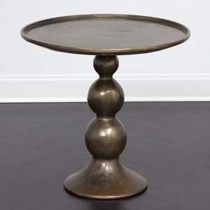 Mesa auxiliar de metal inspirada en joyas que aporta un toque glamuroso al dormitorio, la sala de estar y la entrada. - Product Image 3