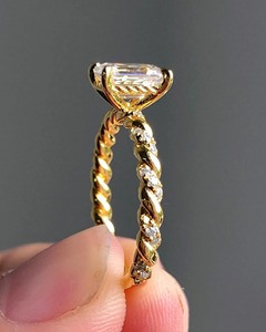 Élégante bague en or massif 14K plaqué or avec diamant taille émeraude de 1,50 carat, sertie de 4 griffes, style solitaire avec accent bande éternité, certifiée GRA - Product Image 6