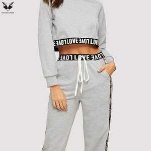 Conjunto de Camiseta Corta y Pantalones Deportivos para Mujer, Conjunto Deportivo de Dos Piezas Elegante para Entrenamiento, Yoga, Viajes y Ropa Urbana - Product Image 5