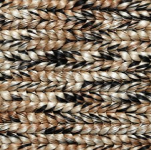 Elegante alfombra de yute con diseño de chevron que combina fibras naturales con suaves detalles blancos para un acabado sofisticado. Disponible a precios de mayorista. - Product Image 4