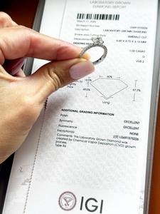 Bague de fiançailles de luxe pour femme Eterna Radiance 1,02 CT, diamant de laboratoire CVD taille émeraude certifié IGI, sertissage clos, anniversaire - Product Image 2