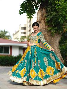 Lehenga Choli Étnico de Algodón Muslin con Bordado de Espejo y Encaje Kodi & Lampi, Diseño de Encaje Kodi Hecho a Mano en Algodón Muslin Completamente Cosido - Product Image 2