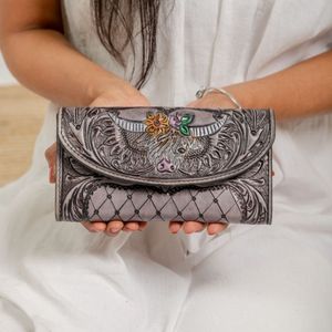 Nueva Cartera Corta de Cuero Genuino con Diseño Floral Bohemio y Occidental, Hecha a Mano, con Cierre de Cremallera y Botón Antirrobo, y Múltiples Ranuras para Tarjetas - Product Image 1