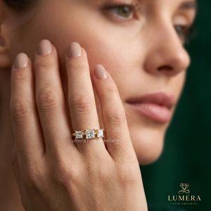 แหวนแต่งงาน LUMERA Luxury Princess Lab Diamond 3x3 มม. D-VVS2 ทองคำแท้ ประดับเพชรสามเม็ด รับรองโดย IGI สำหรับวันครบรอบแต่งงาน - Product Image 6