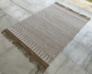 Alfombra AISHA FABS Moderna India Hecha a Mano de Yute con Patrón Zig Zag, Delgada, Plana, Tejida, Antideslizante y Reversible, Modelo J J ZIG para Uso Comercial - Product Image 1