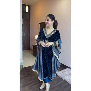 Conjunto de Traje XL de Diseñador con Ribete de Encaje con Hilos y Remaches - Elegante y con Estilo - Product Image 3