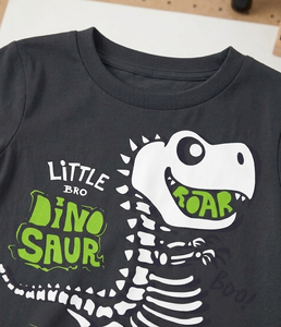 Camiseta para niños pequeños con diseño de esqueleto de dinosaurio Little Bro T-Rex - Camiseta para niños Wild and Free Dino - Product Image 2