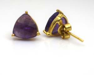 Pendientes de tuerca de lujo con amatista mística de corte triangular, chapados en oro y con piedras preciosas naturales - Product Image 2