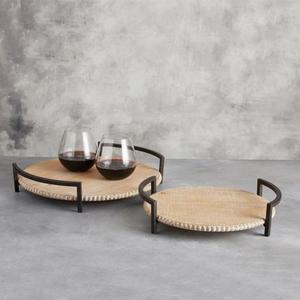 Plateau de service en bois élégant avec poignées attrayantes pour le service des aliments en cuisine et les activités de décoration intérieure quotidiennes - Product Image 1