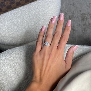 Anillo de Compromiso con Diamante Cultivado en Laboratorio de Corte Ovalado de 2.50 Quilates y Tres Piedras para Mujer |   Anillo de Boda con Halo Oculto, Chapado en Oro de 18K - Product Image 2