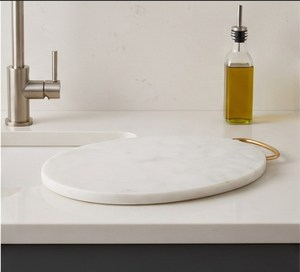 Tabla de cortar ovalada de mármol blanco con borde de metal dorado y asa de lazo - Product Image 2
