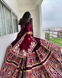 InCotton.M Lehenga Choli en Faux Georgette Brodé Rouge, Robe de Mariage Indienne Traditionnelle Longue, Coupe Classique pour Femme - Product Image 5