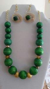 Collar de cuentas de resina de diseño con acabado y tonos vibrantes, un accesorio de moda perfecto para mujeres y niñas. - Product Image 5