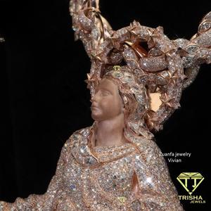 Colgante de Figura Religiosa de Plata de Ley 925 con Diamantes de Moissanita de Diseño, con un Diseño Tridimensional Completamente Detallado y Brillante - Product Image 2