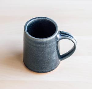 Mug à café en céramique rustique avec glaçure bicolore, finition mate, poignée angulaire unique, pour une utilisation à la maison ou dans un café. - Product Image 6