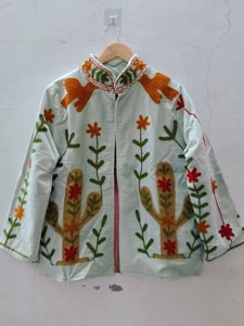 Veste brodée vert menthe faite à la main pour femmes |   Veste artisanale indienne à motifs floraux |   Veste ethnique bohème artisanale - Product Image 2