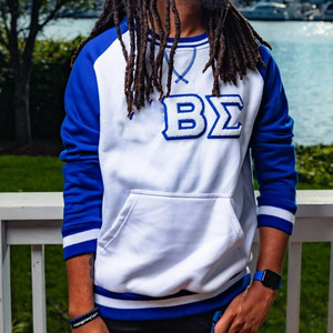 เสื้อสเวตเชิ้ตคอกลมสีเทาสำหรับผู้ชาย แบรนด์ Phi Beta Sigma พร้อมปักหมายเลขสีน้ำเงินที่กระเป๋า ทรงปกติ ผ้าฝ้ายถัก สวมใส่สบายๆ สำหรับฤดูใบไม้ร่วง - Product Image 2