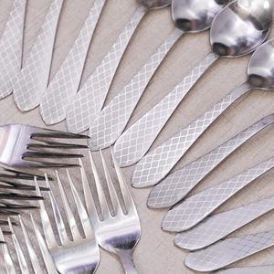 Juego de Cubiertos de Acero Inoxidable Hecho a Mano de 29 Piezas, Acabado de Grado Alimenticio, Diseño Elegante con Estampado Floral, Apto para Horno de Microondas - Product Image 5