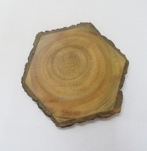 แผ่นรองเครื่องดื่มแบบชนบททรงหกเหลี่ยมแผ่นรองแก้วไม้ธรรมชาติหนาพร้อมขอบเปลือกไม้สำหรับใช้ในบ้านคาเฟ่สำนักงานทนทาน - Product Image 1