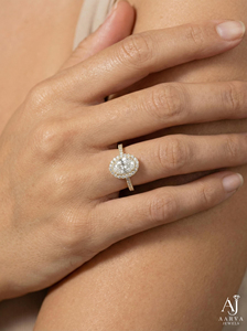Anillo de Compromiso Solitario con Halo de Moissanita de Corte Ovalado y Engaste de Plata de Ley 925 con Baño de Oro para Mujer - Product Image 3