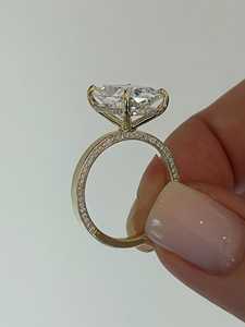Anillo Solitario con Diamante Cultivado en Laboratorio de 7 Quilates, Corte Alargado, Certificado por IGI - Product Image 3