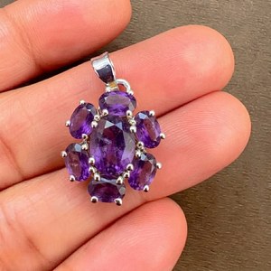 จี้รูปดอกไม้ประดับพลอยอเมทิสต์แท้ 100% สำหรับผู้หญิงจาก Rhaya Jewels ชุบโรเดียมบนเงินสเตอร์ลิง ดีไซน์เรียบง่าย สวยงามตามธรรมชาติ - Product Image 3