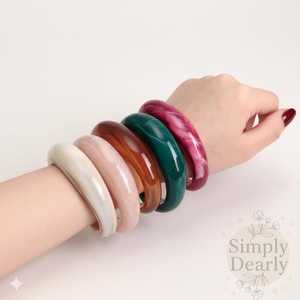 Bracelets Joncs Ronds en Résine Simply Dearly, Bijoux Fantaisie Multicolores Faits Main, Accessoires Tendance - Product Image 1