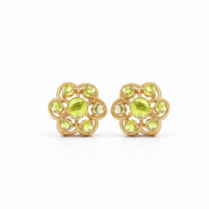 Pendientes de Plata de Ley 925 con Cabujón de Peridoto en Forma de Flor, Bañados en Oro, con Diseño Floral de Hellebore Verde y Piedras Preciosas - Product Image 3