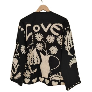 Chaqueta de terciopelo negra bordada a mano con motivos florales, estilo bohemio, cuello alto, estilo étnico, estilo Suzani, estilo folk, estilo cropped, para invierno. - Product Image 1
